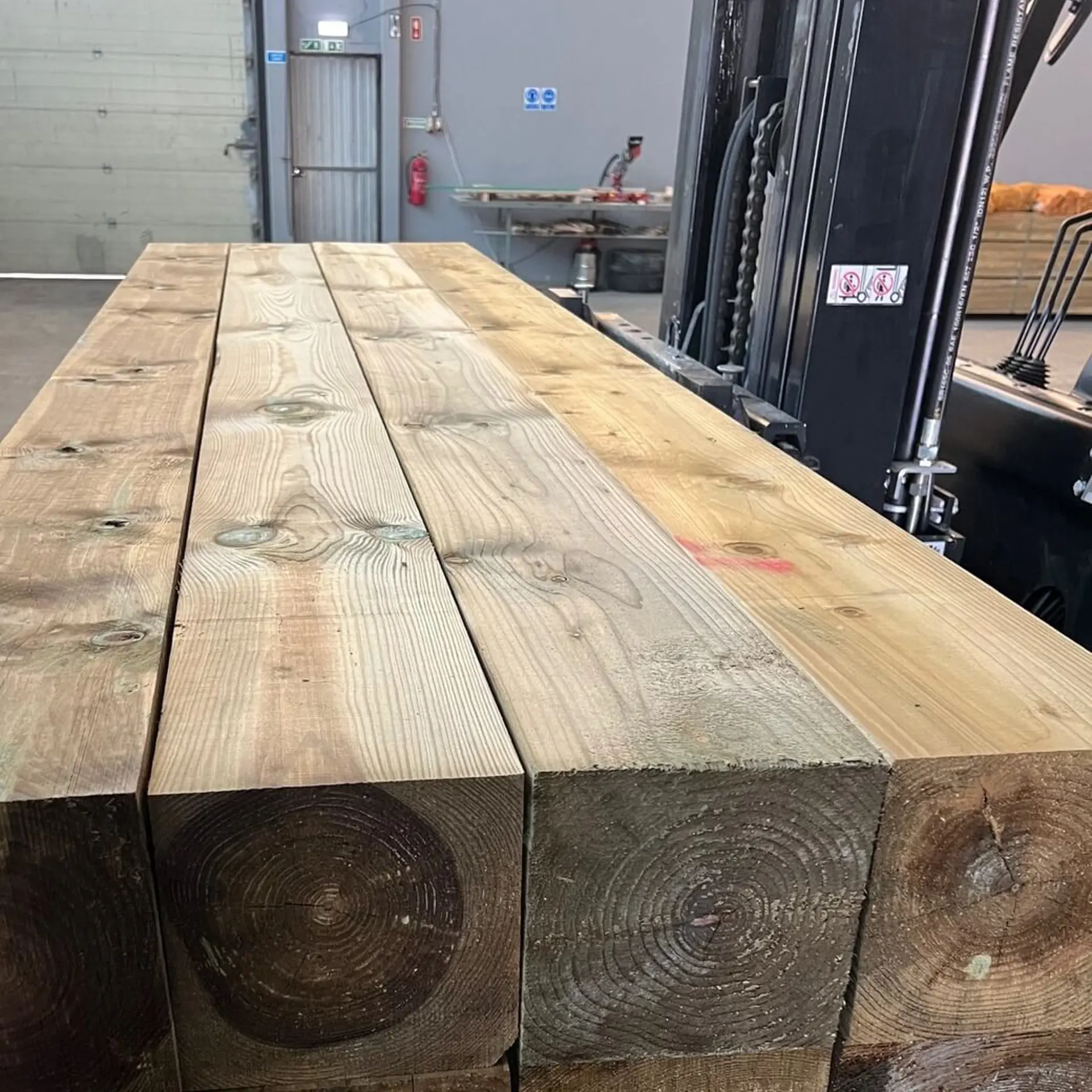 Solid pine beams, planed - 200x200x3000