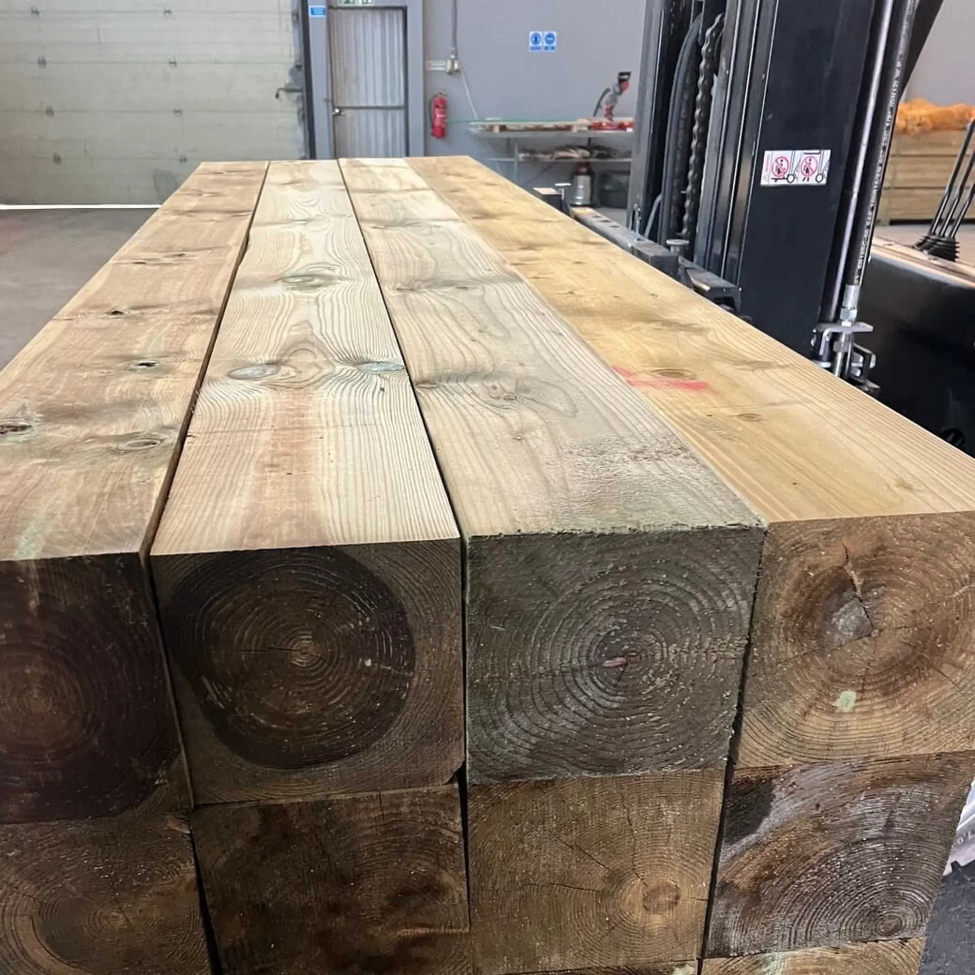 Solid pine beams, planed - 200x200x3000